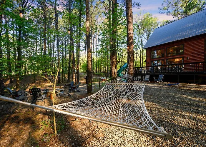 Hickory Bear Cabin: Pines, Hot Tub & Family Fun