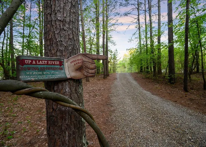 Hickory Bear Cabin: Pines, Hot Tub & Family Fun