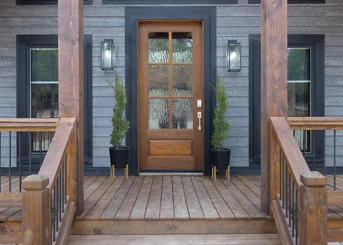 Lone Pine Lodge. Brand New! 2 Bedroom Luxury Cabin.