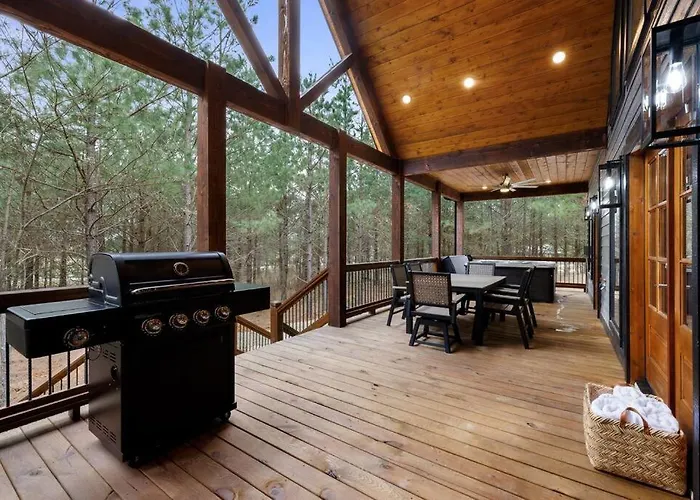 Lone Pine Lodge. Brand New! 2 Bedroom Luxury Cabin.
